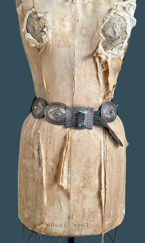 NAVAJO SILVER CONCHO Vintage Leather Belt • Medium