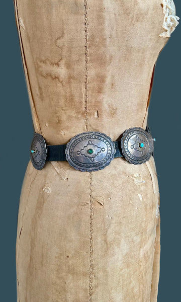 NAVAJO SILVER CONCHO Vintage Leather Belt • Medium