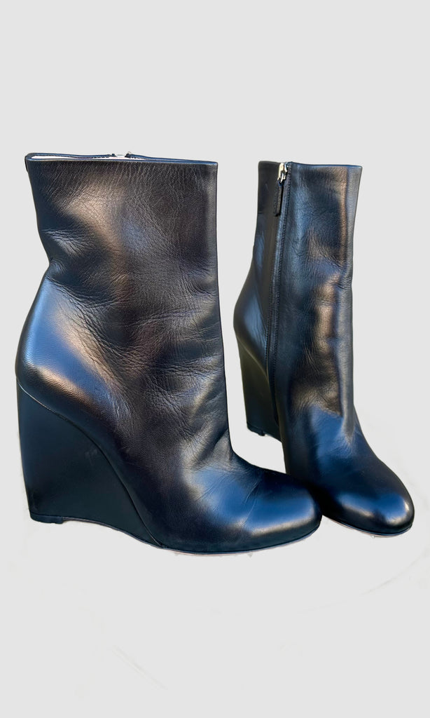 GUCCI Black Wedge Leather Booties • 7