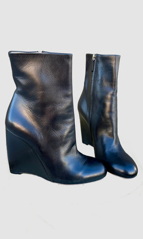 GUCCI Black Wedge Leather Booties • 7