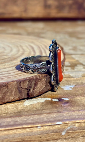 VINTAGE NAVAJO Coral & Sterling Silver Mid-Century Ring 26R64 • Size 7.5