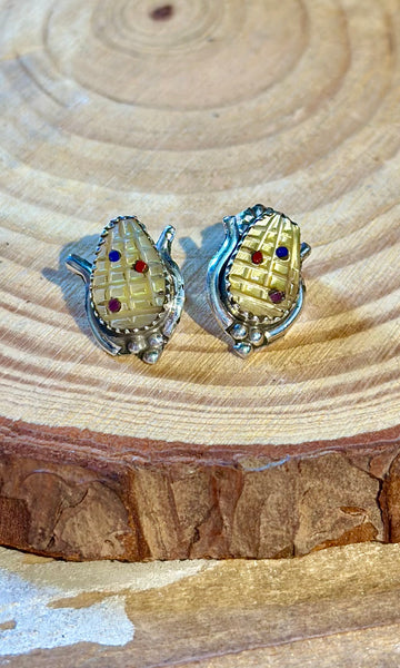 CORN HUSK TE Bowekaty Zuni Silver Stud Earrings