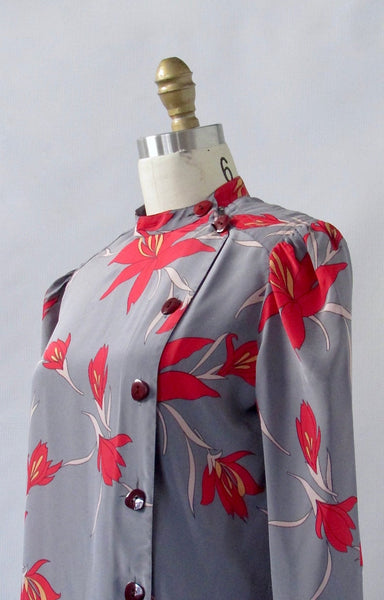 FLORAL ARRANGEMENT 1980s Gray Silk Shift Dress with Red Lily Print, Sz Med