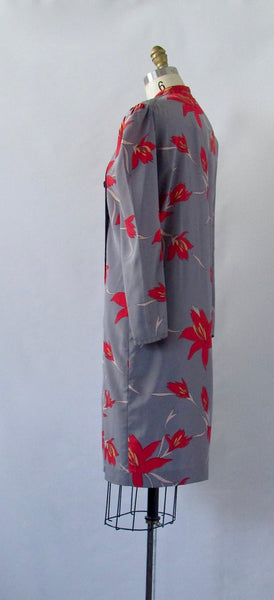 FLORAL ARRANGEMENT 1980s Gray Silk Shift Dress with Red Lily Print, Sz Med